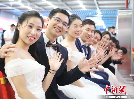 南京地铁站厅举办集体婚礼甜蜜新人开启“幸福专列”