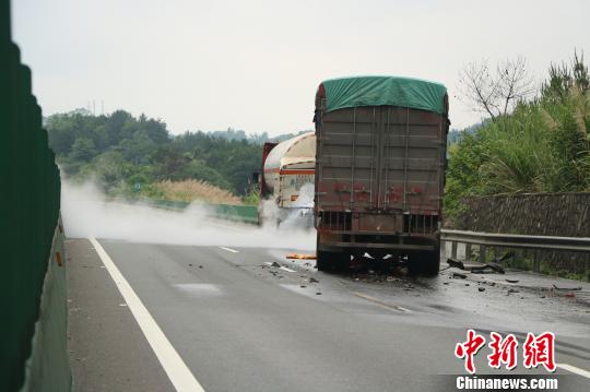 广西两车追尾致危化品泄漏高速路交通中断超24小时