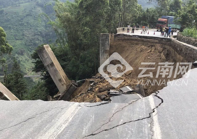 【视频】云南元绿公路发生坍塌 交通中断请绕