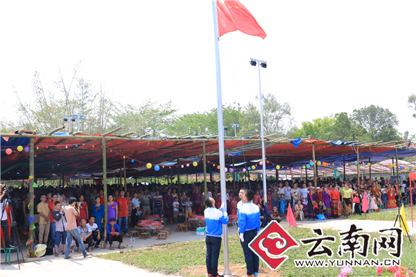  西双版纳州：赶摆场上升国旗 “两学一做”出新招