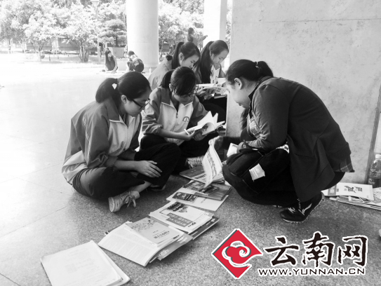  高考结束考生校园摆摊卖教辅 “学霸”笔记抢手