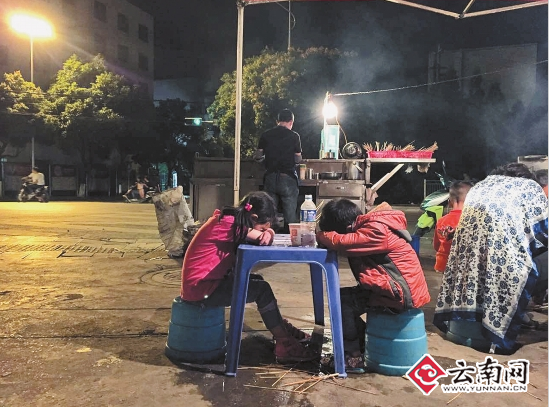  边写作业边卖菜昆明街头巷尾的练摊小能手