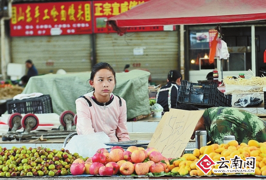  边写作业边卖菜昆明街头巷尾的练摊小能手