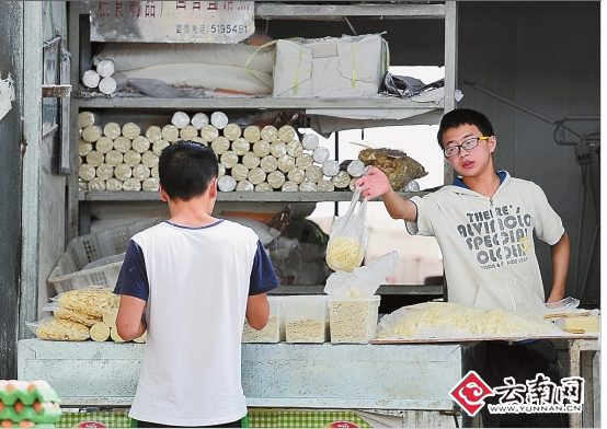  边写作业边卖菜昆明街头巷尾的练摊小能手