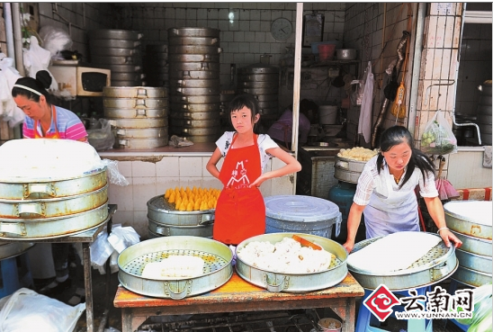 边写作业边卖菜昆明街头巷尾的练摊小能手
