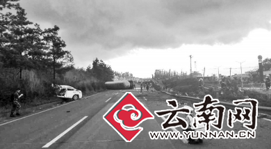  昆曲高速挂车撞轿车 23吨液氨甩出10米远 消防队员穿防化服稀释