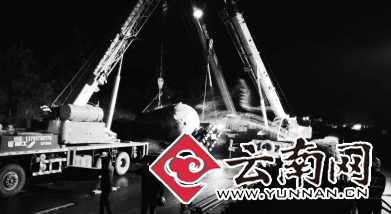  昆曲高速挂车撞轿车 23吨液氨甩出10米远 消防队员穿防化服稀释