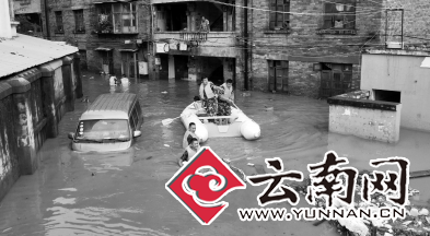  昆明寺瓦路肉联厂变汪洋 消防员身体撞门救出32人