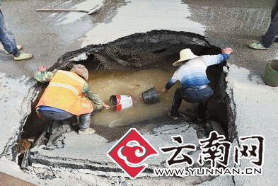  昆明东风东路现直径2米大坑 盘点那些年你遇到的坑