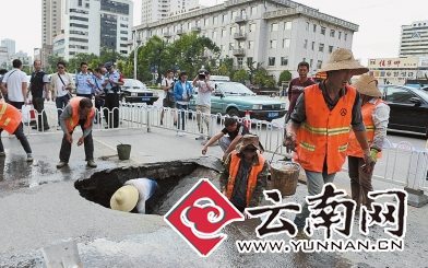  昆明东风东路现直径2米大坑 盘点那些年你遇到的坑