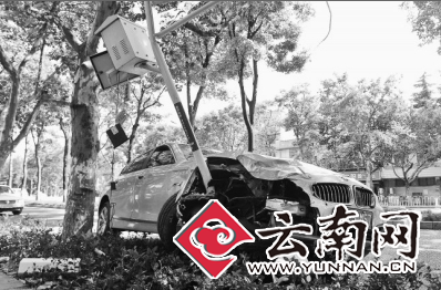  怀疑老公有小三 昆明女子开着宝马撞警车