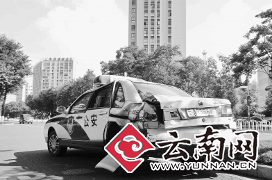  怀疑老公有小三 昆明女子开着宝马撞警车