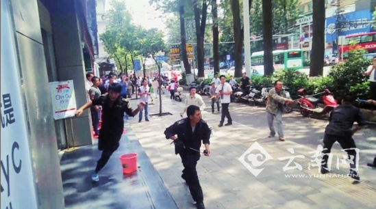  昆明现城管与装修工持钢管互殴 回应：装修工人先动手