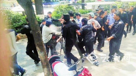  昆明现城管与装修工持钢管互殴 回应：装修工人先动手