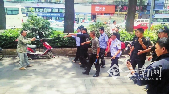  昆明现城管与装修工持钢管互殴 回应：装修工人先动手