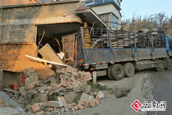 在家也会遭遇“车祸”？ 重型货车“后遛”撞塌居民屋墙