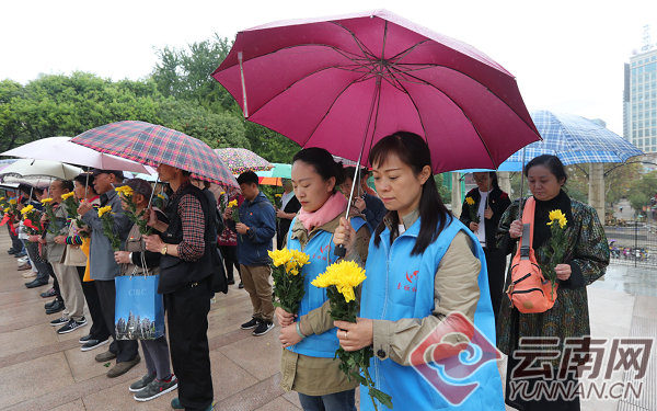 纪念九一八防空警报全城鸣响 昆明群众冒雨开