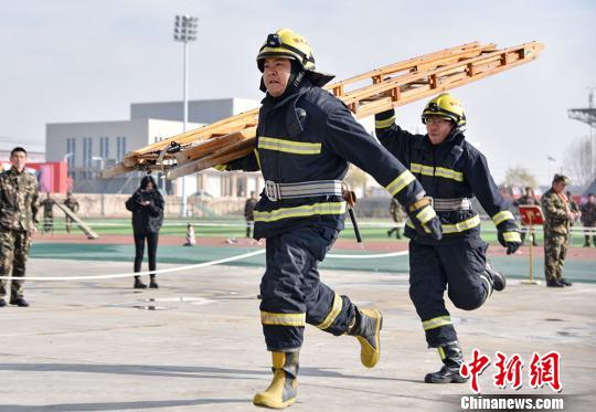 甘肃消防员竞技大比武  提升灭火救援“看家本领”