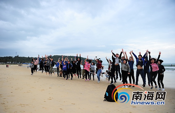 全国融媒体记者到访万宁日月湾 零距离感受冲浪魅力