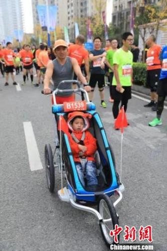 带脑瘫儿子跑第36场马拉松 父亲：想带他看看不同世界