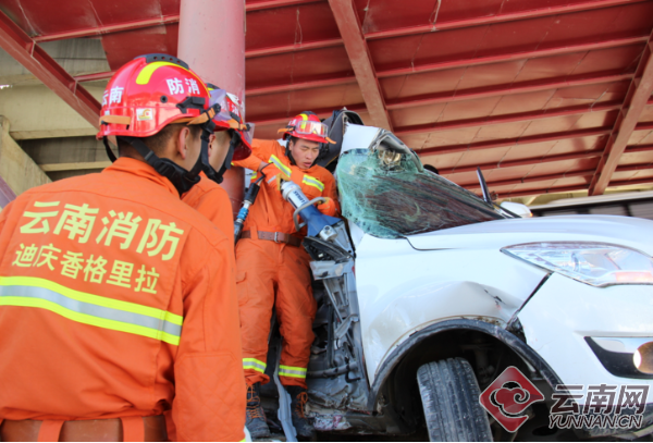 云南迪庆：雨雪天轿车失控撞桥墩人被卡 消防紧急救援