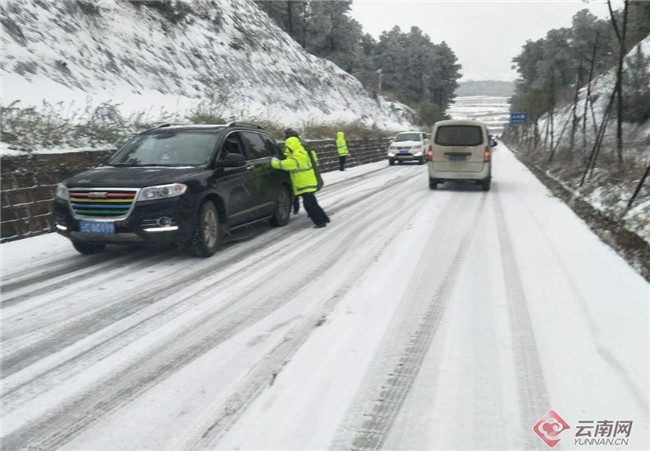 云南巧家县迎大范围雨雪天气 海拔1600米以上道路通行困难