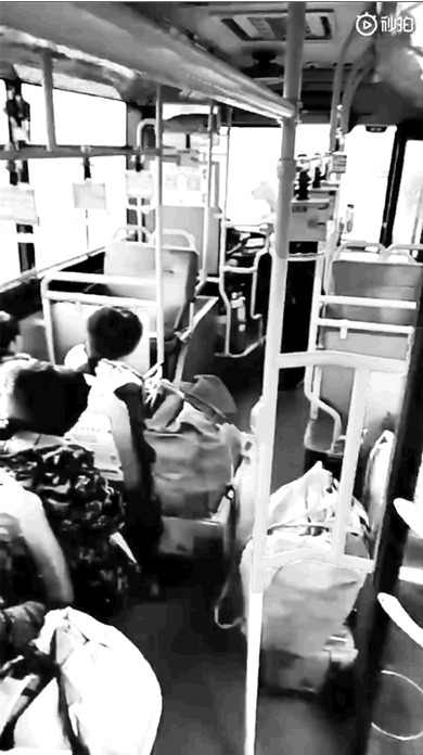 行李“塞满”公交车 昆明司机提醒被“围攻”乘客及时制止