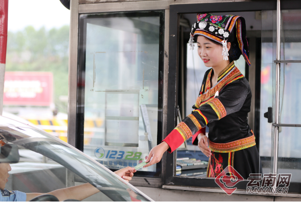改革开放四十年 感受云南高速公路快速通行与运输效率的印记