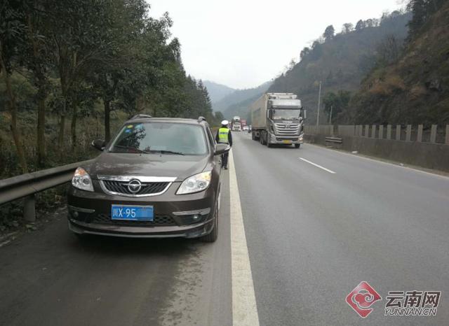 春节期间渝昆高速（昭通段）机动车非法占用应急车道现象突出 一天就查处47起
