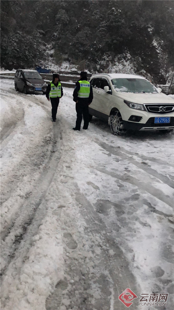 云南怒江风雪丫口突降大雪 22辆车及156名被困人员均获救
