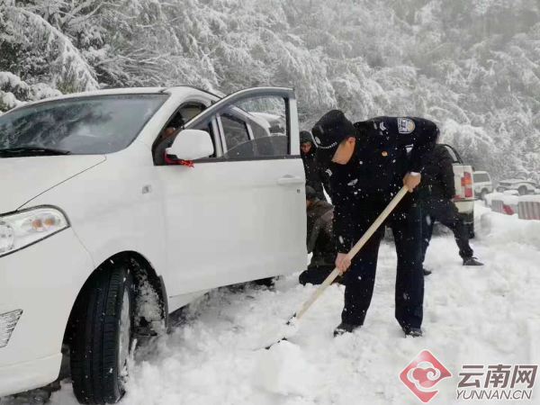云南怒江片马风雪丫口突降大雪 147名被困人员人及36辆车均已获救