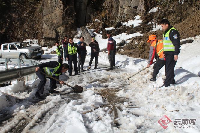 云南高黎贡山突降50厘米厚暴雪 受阻的58辆车和257名人员已脱困