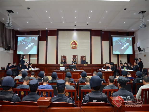 非法垄断火车站货物运输市场 丽江34名欺行霸市被告人出庭受审