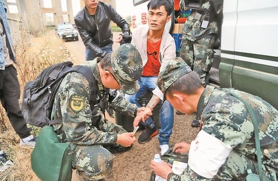 武警云南总队特战队员演习路上救助车祸受伤群众
