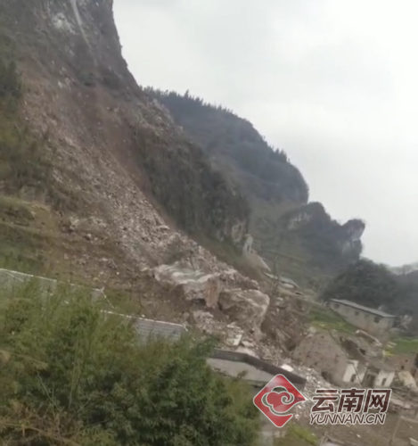 云南镇雄一砂厂爆破作业时引山石滚落 致5户村民房屋被砸毁