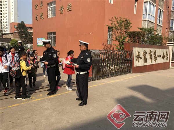 云南水富交警开展扫黑除恶行动 维护校园周边安全宣传教育活动