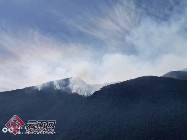 云南鹤庆县山火仍在全力扑救 火场山高坡陡、腐质层深
