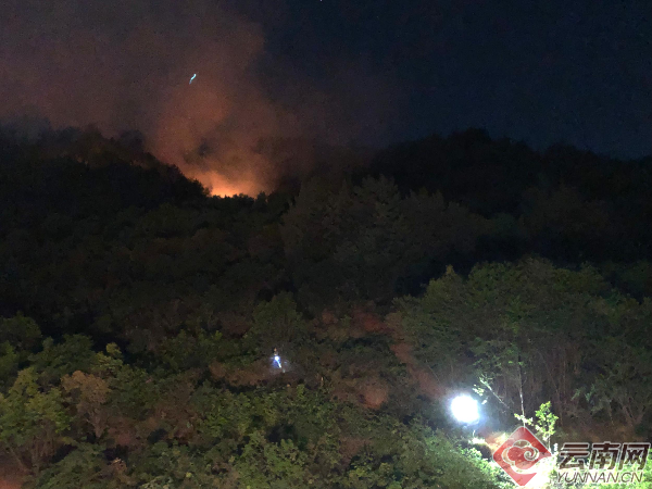 昆明市五华区西翥龙池山庄附近发生山火 目前正在扑救中
