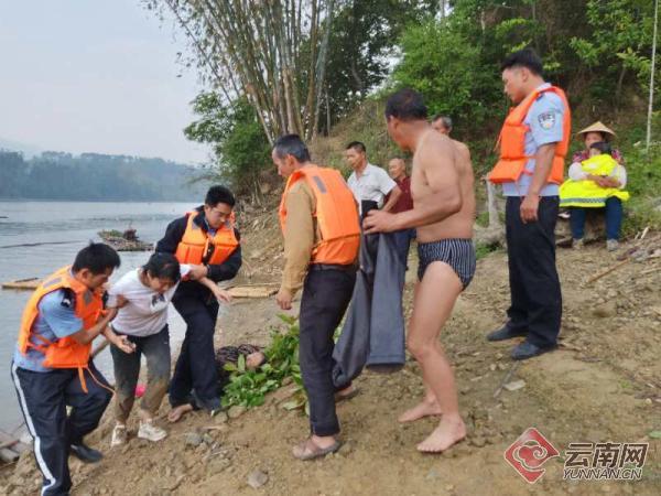 【暖新闻】车辆失控坠入江中 云南龙陵一村民两次跳水冒险救出3人