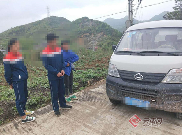 云南13岁“熊孩子”驾驶面包车载3名同学被交警查获