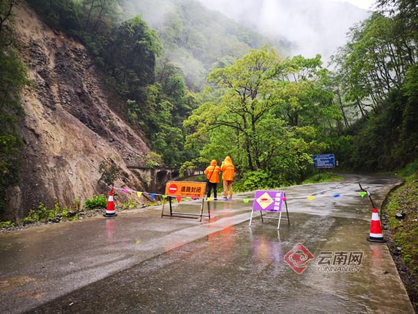 怒江独龙江公路遭遇山体滑坡致交通中断 目前正开展抢通作业