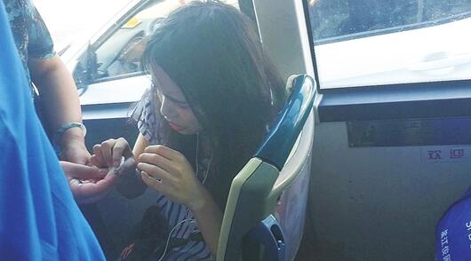 昆明公交上女孩低血糖晕倒 乘客纷纷变亲人