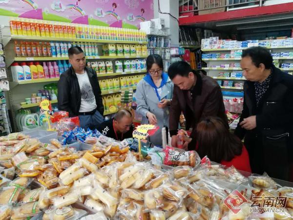 云南彝良县多部门联合整治食品药品市场乱象
