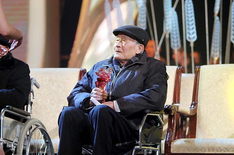 105岁文学泰斗徐中玉去世 曾在云南学习 编写的《大学语文》影响几代人