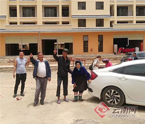云南会泽：易地搬迁让83岁老人终进城 第一次坐上汽车