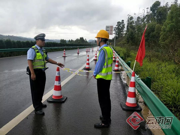 应对强降雨导致的高速路坍塌 云南文山开展防汛抢险应急演练