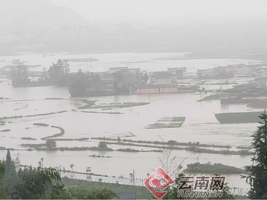 云南腾冲猴桥镇遭强降雨袭击 民警连续奋战19小时抢险救灾