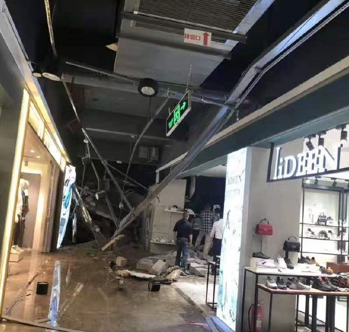 曲靖市中心一商场楼层突然垮塌