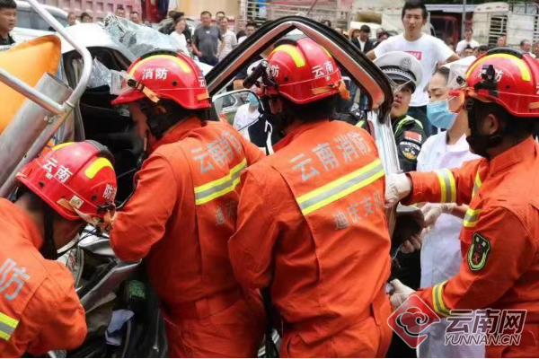云南迪庆：5车相撞2人被困 消防成功营救