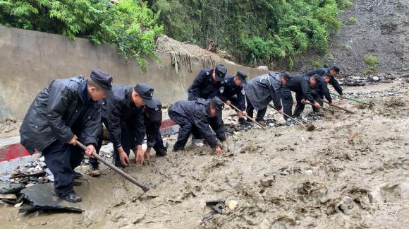 云南怒江丙中洛突发泥石流 20多名被困村民已获救助